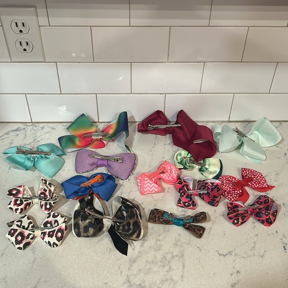 Assorted Girls Clip On Bows - Picture 4 of 4